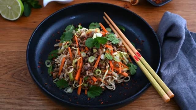 Asiatischer Hackfleischsalat lässt Geschmacksknospen knallen