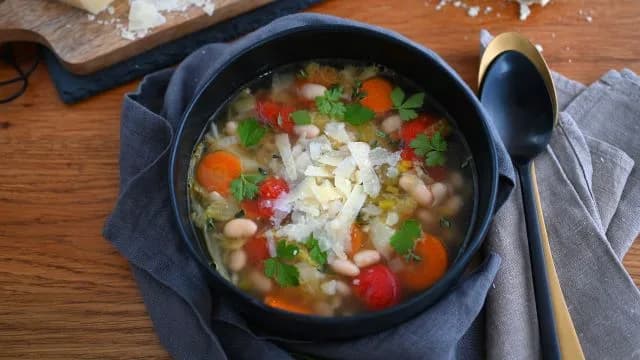Toskanische Bohnensuppe auf geröstetem Knoblauchbaguette