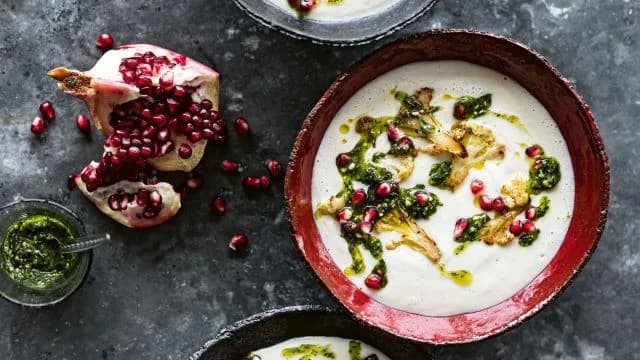 Blumenkohlsuppe mit Tahin und Granatapfelpesto
