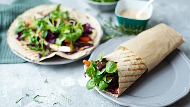 Farbtupfer im Wintergrau: Wraps mit Wintergemüse und Hummus