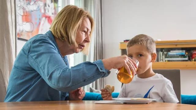 Arzneitees für Kinder: Hilfe gegen Erkältungen und Bauchweh