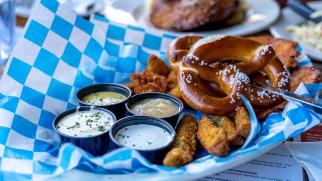 Kulinarische Schätze aus Bayern: Weißwurst, Brezn und Obazda
