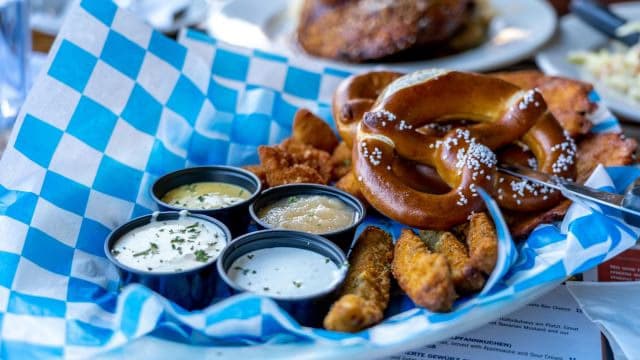 Kulinarische Schätze aus Bayern: Weißwurst, Brezn und Obazda