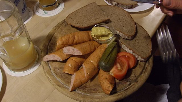 Fränkische Brotzeit: Schäufele, Blaue Zipfel und Silvaner