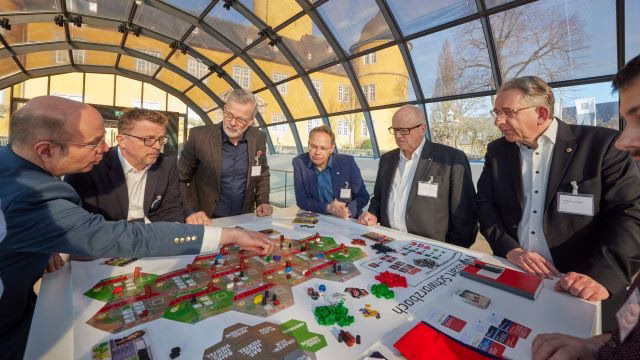 Erstes Strategisches Führungsseminar zur Resilienz: Politik, Bundeswehr und Wirtschaft im Austausch auf Schloss Montabaur