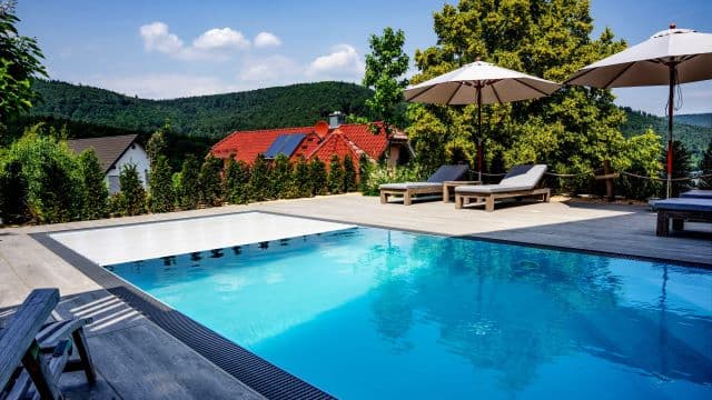 Skimmer oder Überlauf? Privater Swimmingpool: Die beiden unterschiedlichen Beckentypen im Überblick