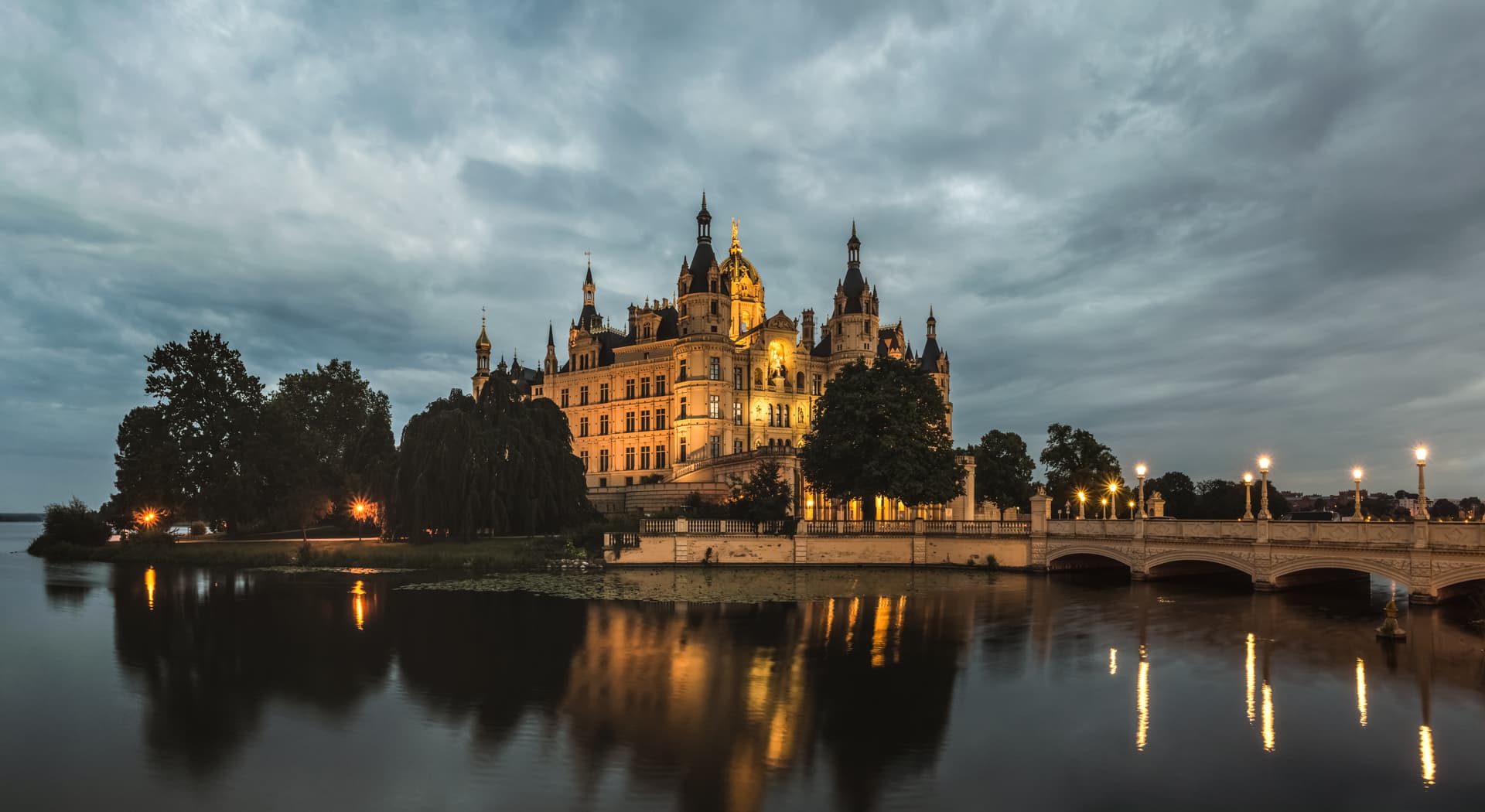 Schwerins Wahrzeichen: Das Schloss an der Seenlandschaft Mecklenburgs